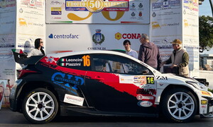 Auto bianca rossa e nera 50° Trofeo Maremma